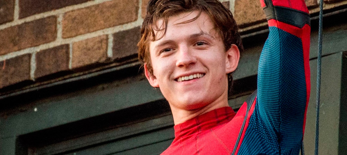 Tom Holland tem um jeito bem peculiar de dar autógrafos para fãs do Homem-Aranha no hotel