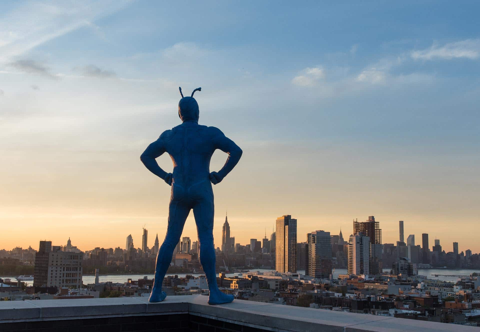 The Tick ri da cara do perigo em novas fotos da série