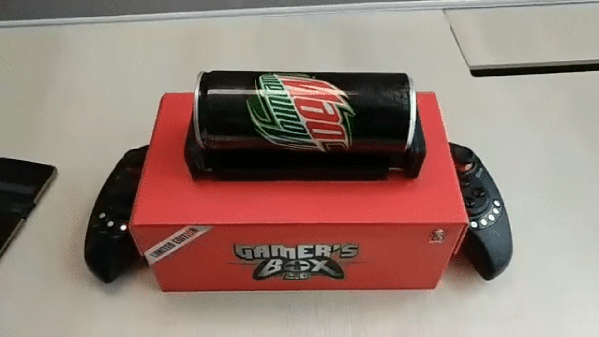 Esse controle bluetooth também é uma caixa com...frango frito e refrigerante