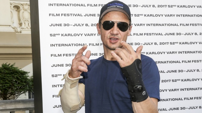Jeremy Renner quebra pulso e cotovelo durante filmagens