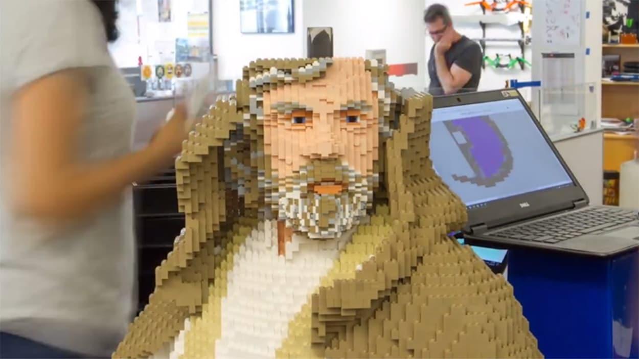SDCC 2017 | Confira a construção da estátua em tamanho real do Luke Skywalker de LEGO