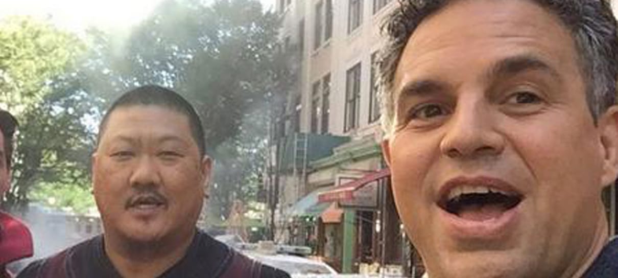 Mark Ruffalo divulga fotos com elenco de Vingadores e Thor