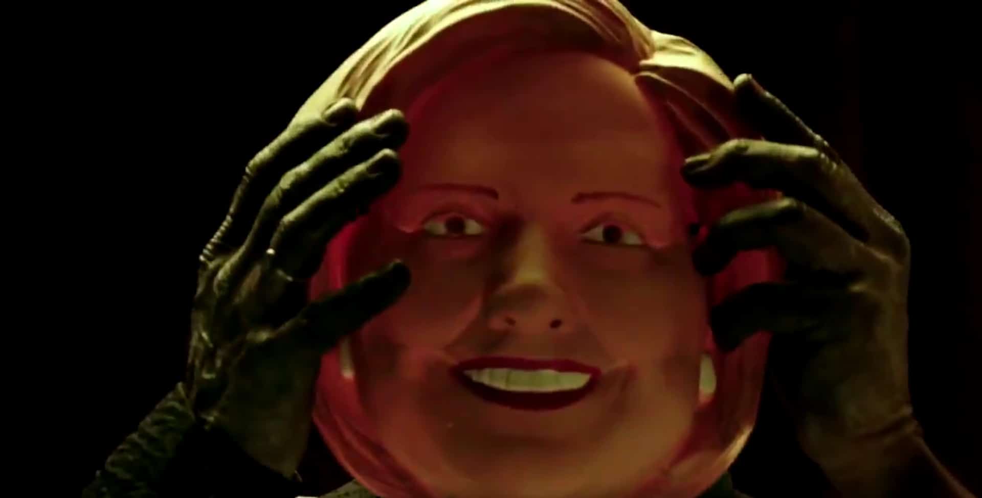 Abertura de American Horror Story: Cult traz máscaras de Trump e Hillary