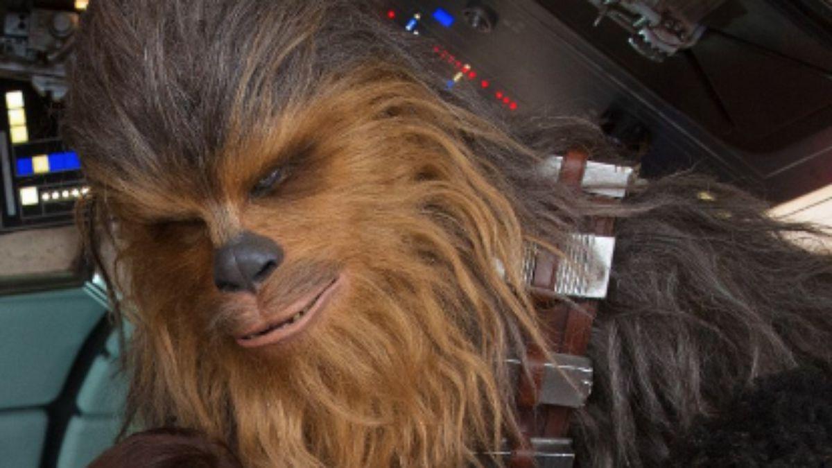 Han Solo | Ron RHoward publica foto de Chewbacca nos bastidores do filme