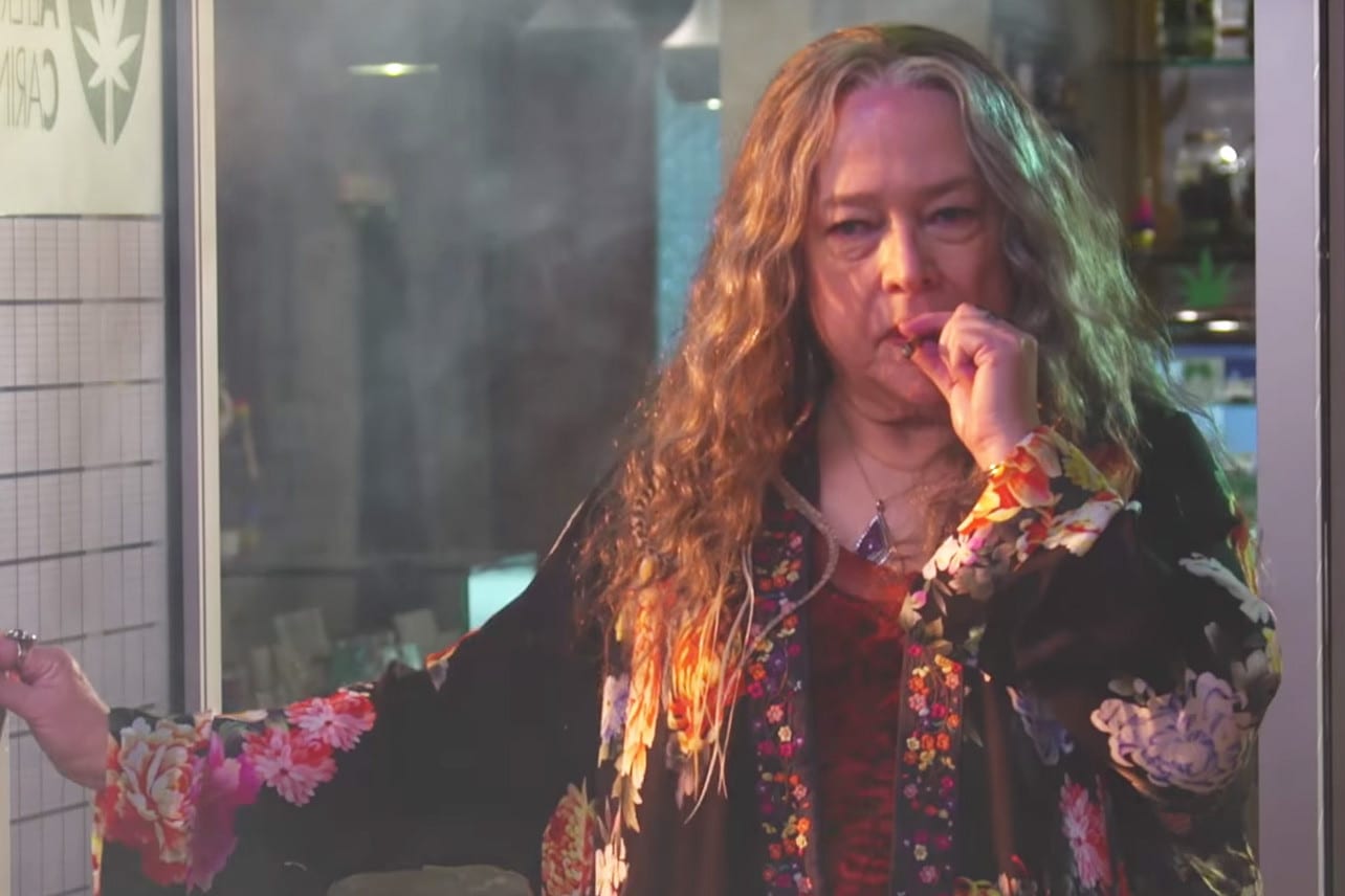 Disjointed | Acende, puxa, prende, passa na nova série da Netflix com Kathy Bates