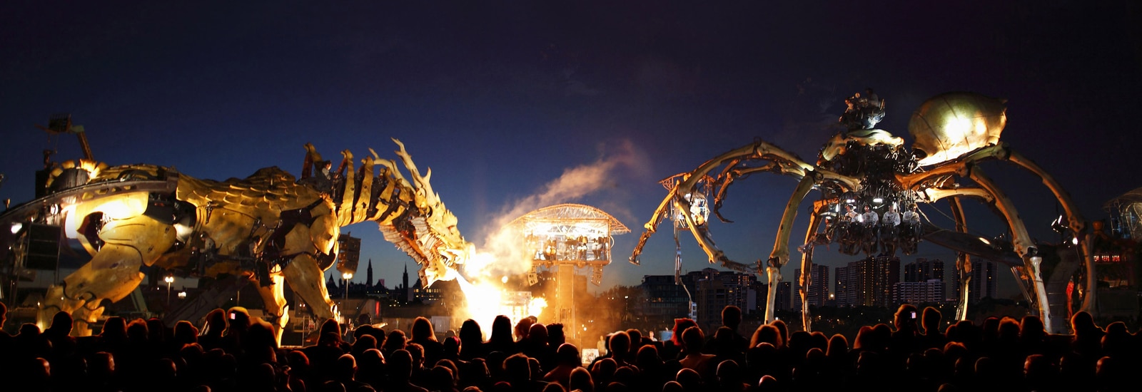 Aranha e dragão gigantes de metal se enfrentam no meio do Canadá