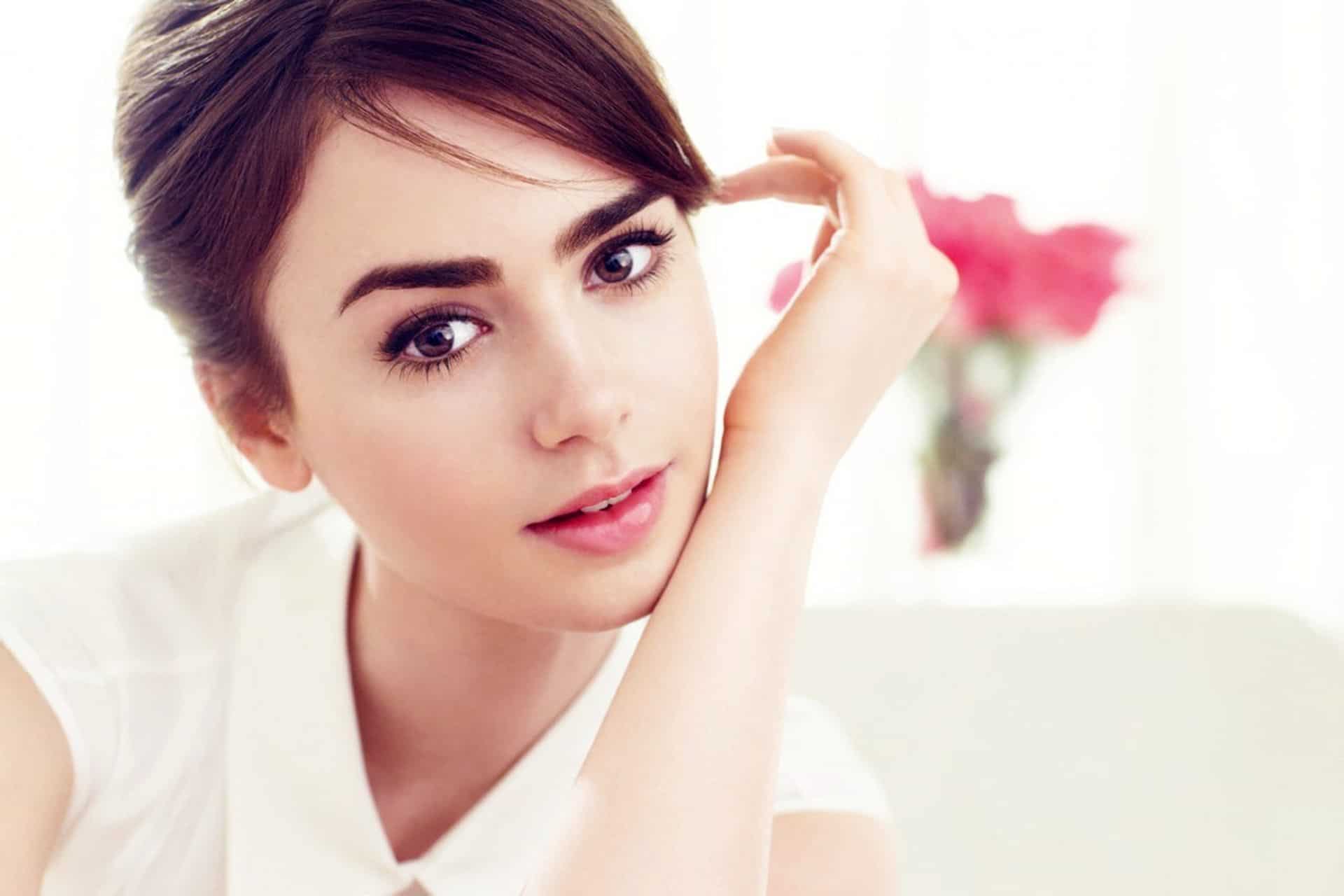 Lily Collins será esposa de J.R.R. Tolkien em cinebiografia sobre o autor