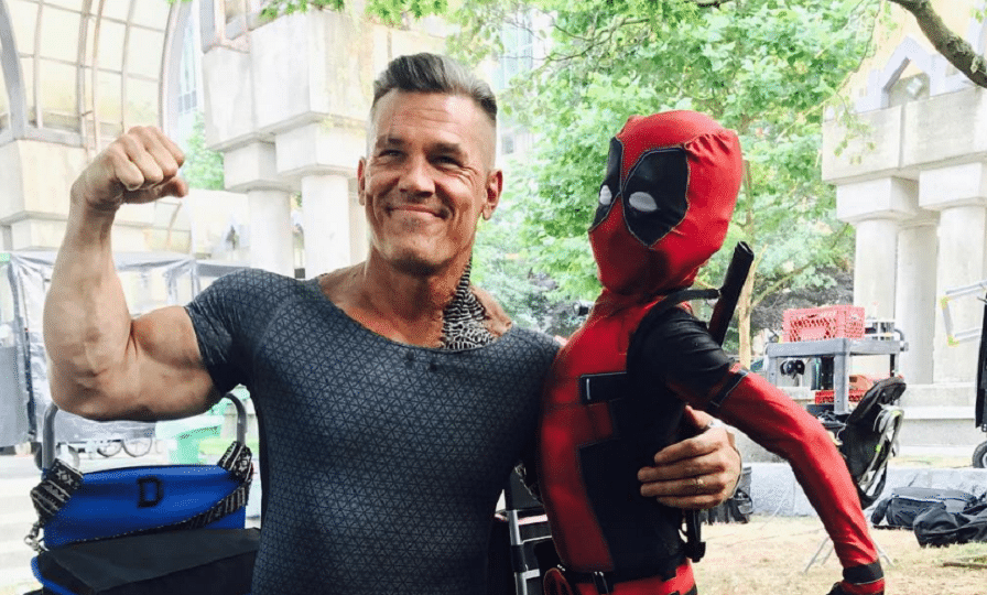 Fofura do dia: mini Deadpool posa com Josh Brolin no set de Deadpool 2