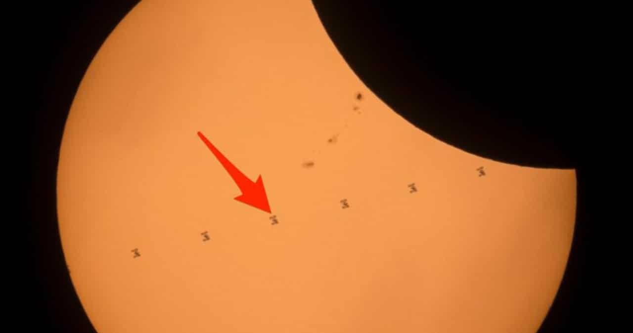 Estação Espacial Internacional fez uma passagem na frente do sol durante o eclipse