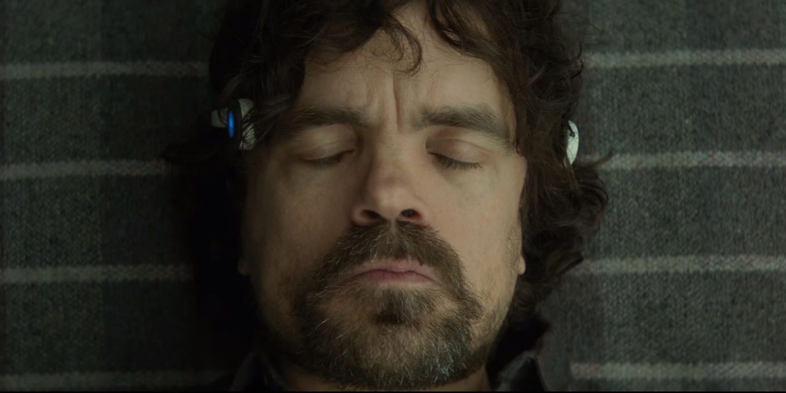 Rememory | Peter Dinklage investiga memórias para solucionar assassinato em trailer