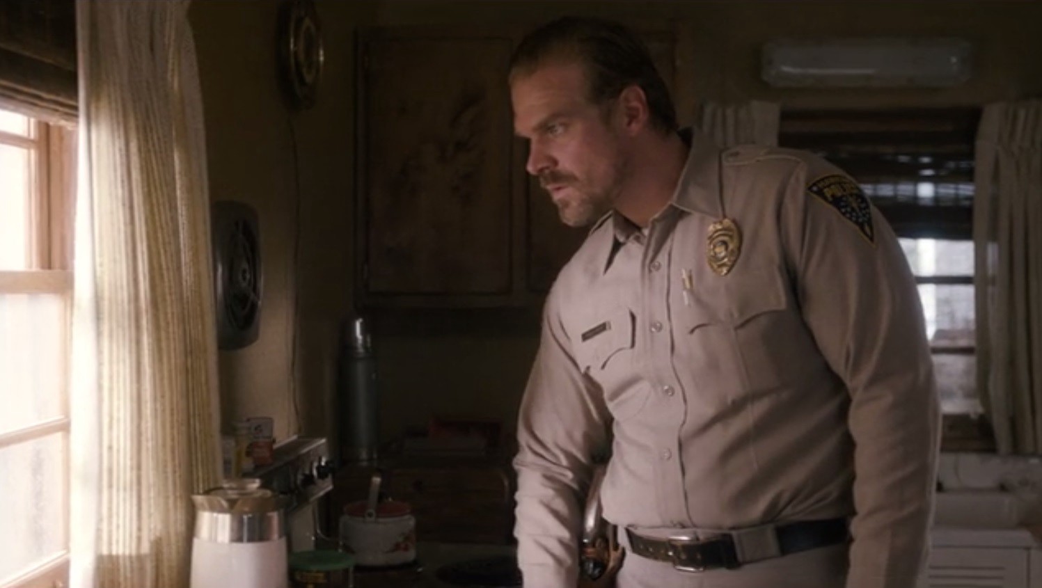 Jim Hopper dá uma de Schwarzenegger em novo pôster de Stranger Things