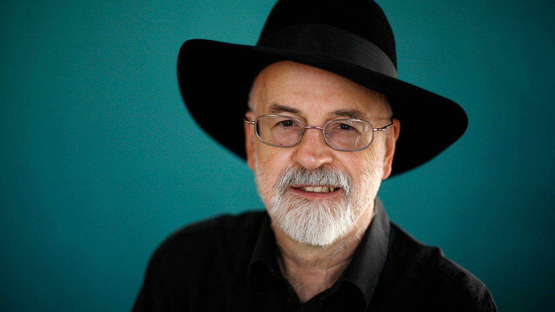 Livros não finalizados de Terry Pratchett são destruídos por rolo compressor