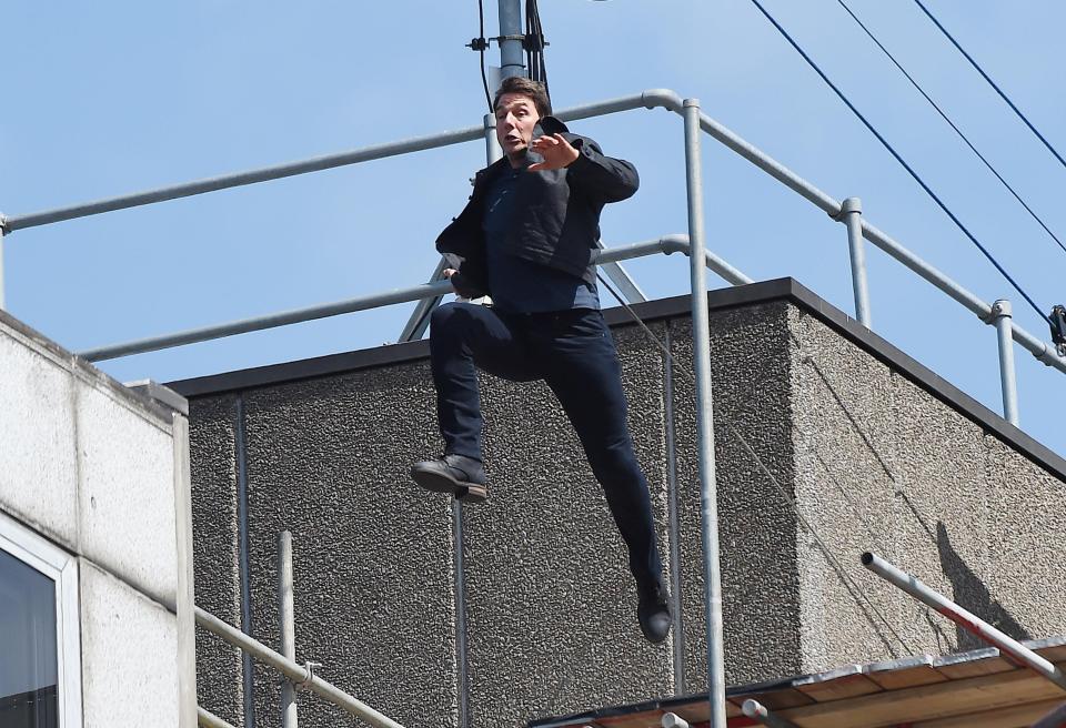 Tom Cruise erra pulo e se machuca em set de filmagens de Missão Impossível 6
