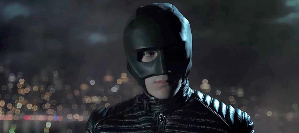 Gotham | Bruce veste o primeiro uniforme de Batman no trailer da quarta temporada
