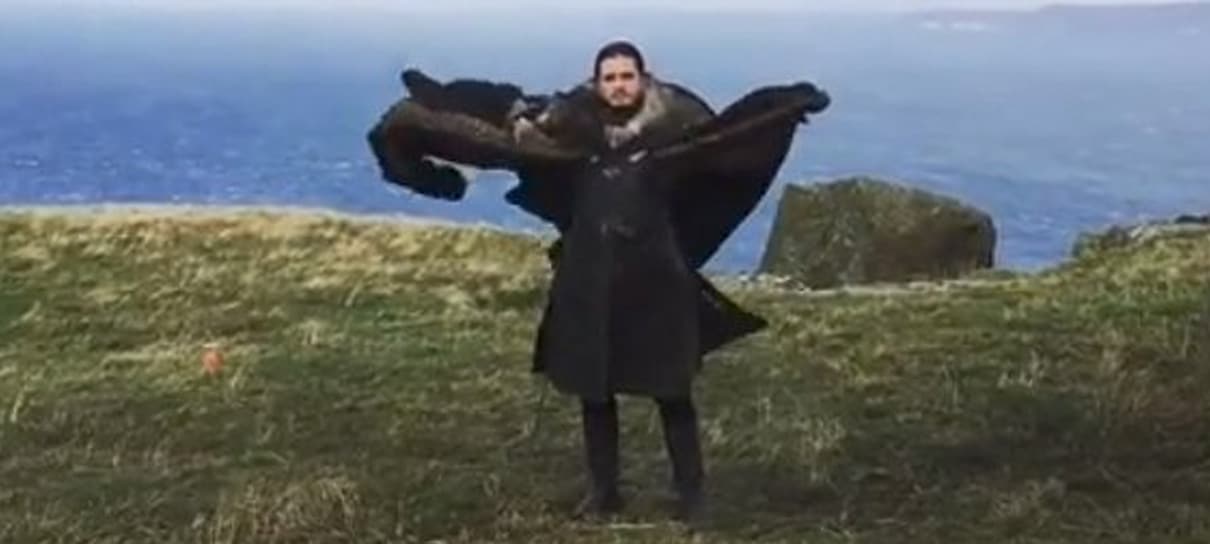 Voar, voar, subir, subir: Kit Harington finge que é dragão nos bastidores de Game of Thrones