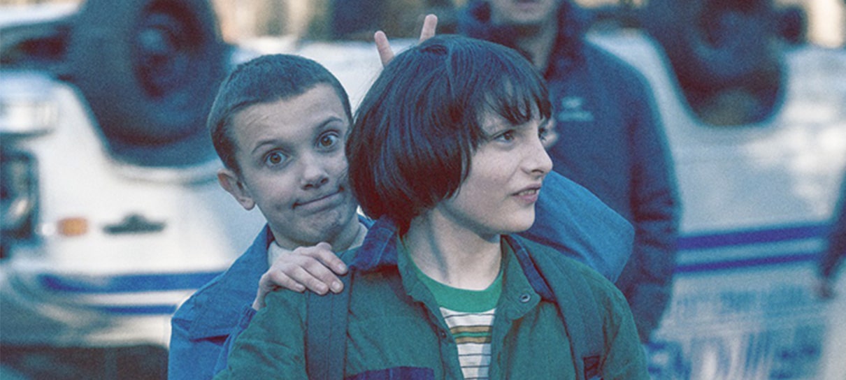 Stranger Things | Millie Bobby Brown zoa os amigos em fotos de bastidores