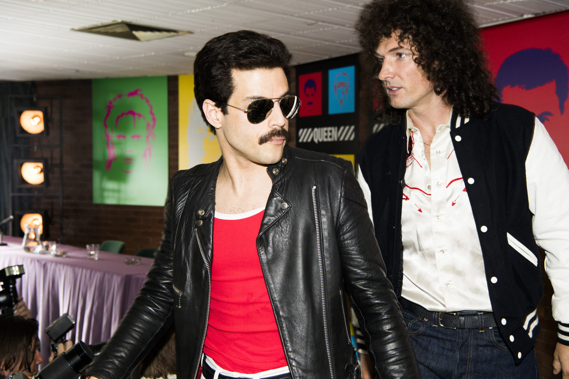 DF-14964_R – Rami Malek (Freddie Mercury) and Gwilym Lee (Brian May) star in Twentieth Century Fox’s BOHEMIAN RHAPSODY. Photo Credit: Alex Bailey.