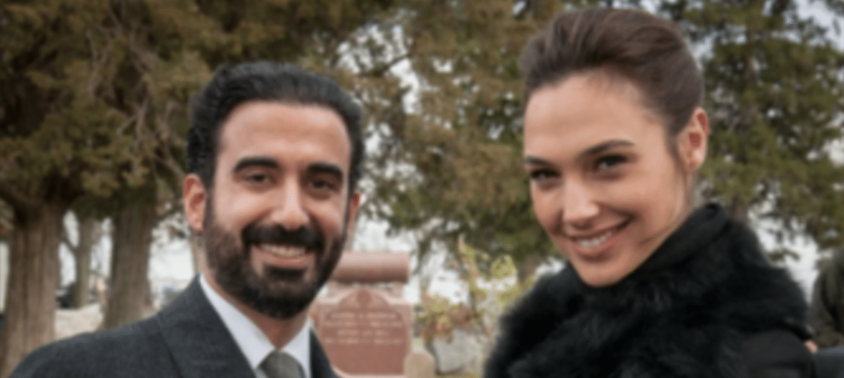 No set de Batman vs Superman, Gal Gadot tirou foto com HQ rara de Mulher-Maravilha