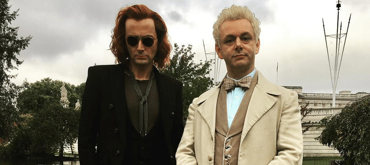 Belas Maldições | David Tennant e Michael Sheen aparecem na primeira foto da minissérie