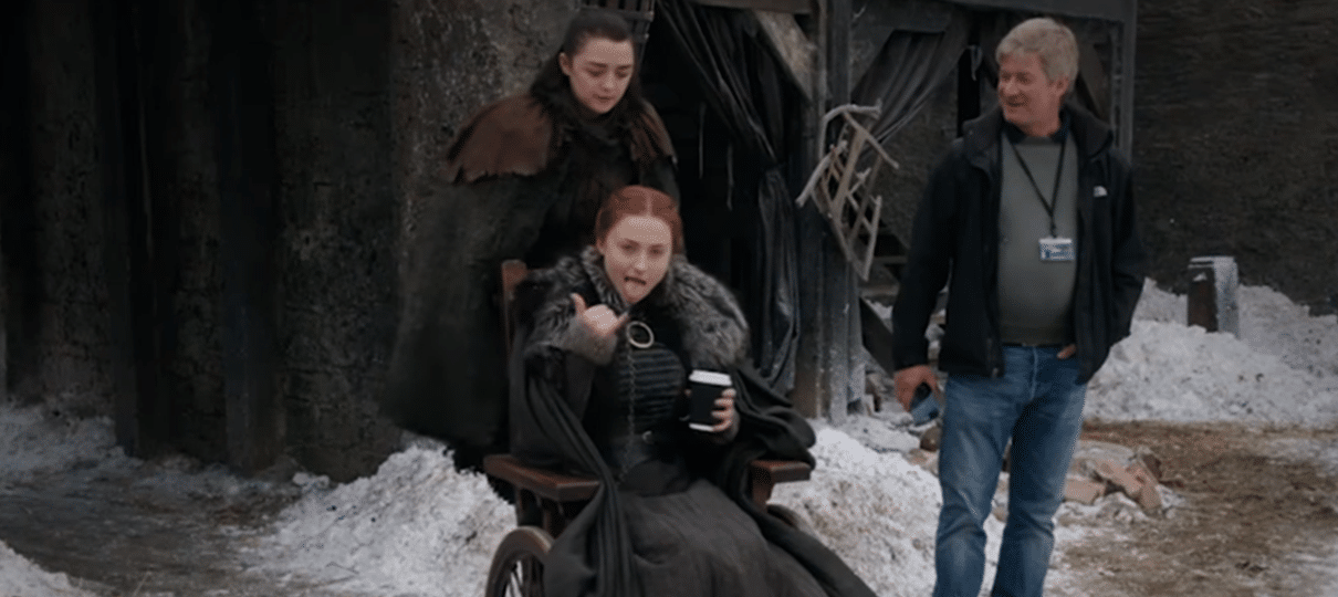 Game of Thrones | Maisie Williams e Sophie Turner se divertem em vídeo de bastidores