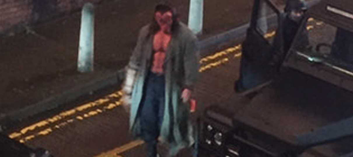 Hellboy | David Harbour veste o traje do demônio nas primeiras fotos do set