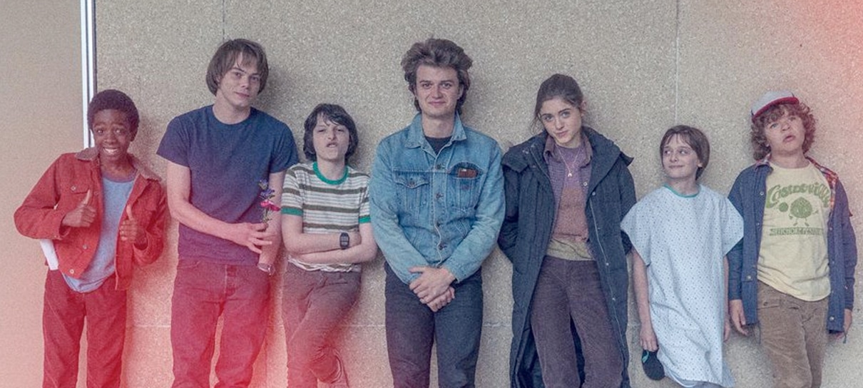 Stranger Things | Elenco faz pose em foto de bastidores