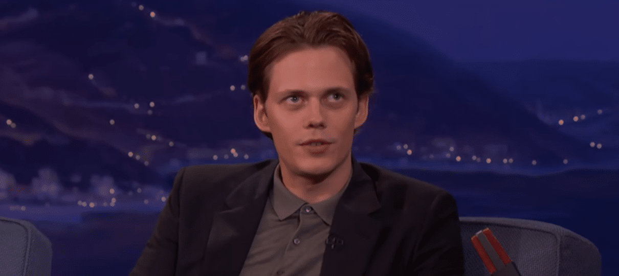 Bill Skarsgård faz sorriso de Pennywise sem maquiagem (e é igualmente assustador)