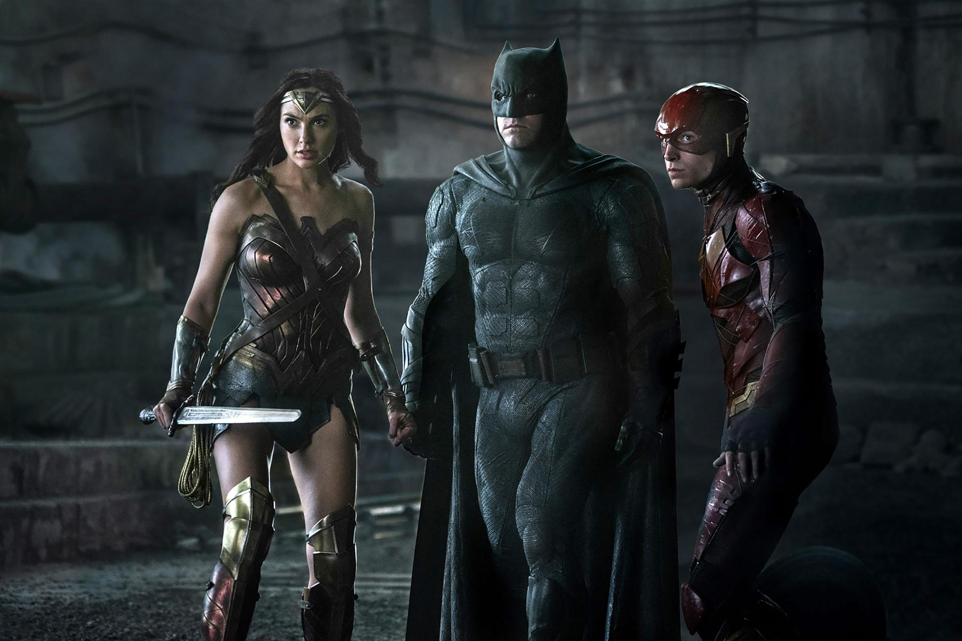 Liga da Justiça | Flash, Batman e Mulher-Maravilha estão preocupados na nova foto do filme