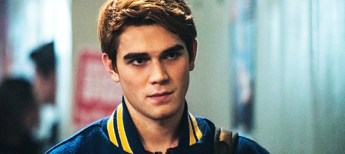 Ator de Riverdale sofre acidente de carro após 16 horas diretas de trabalho no set