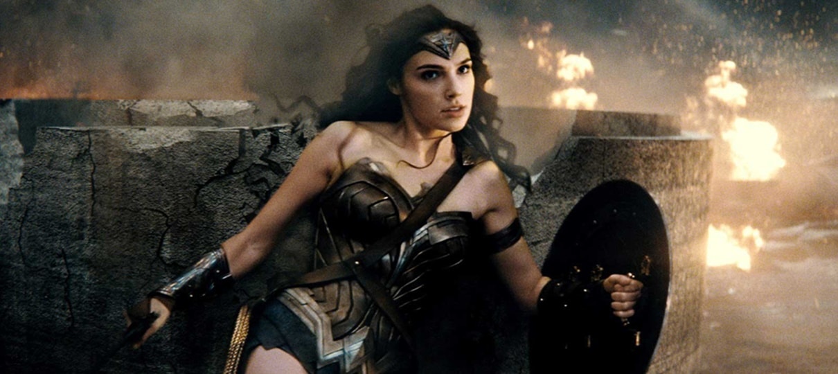 Fãs fazem petição para Mulher-Maravilha ser retratada como bissexual em próximo filme solo