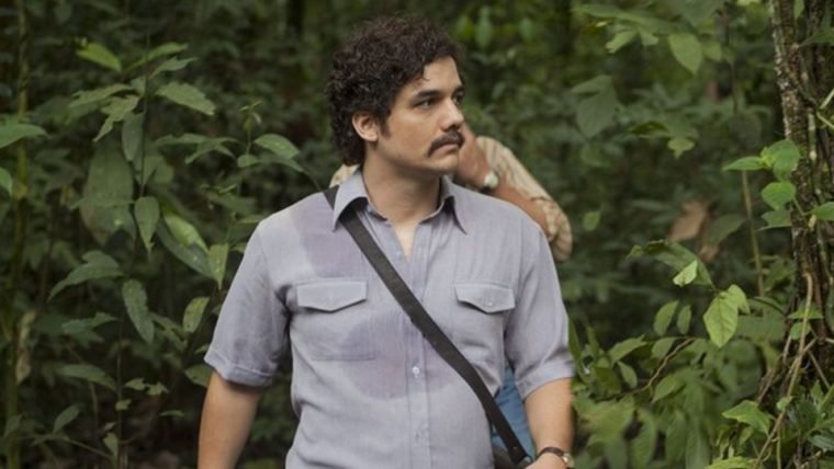 Narcos | Irmão de Pablo Escobar ameaça cancelar a série após morte de produtor