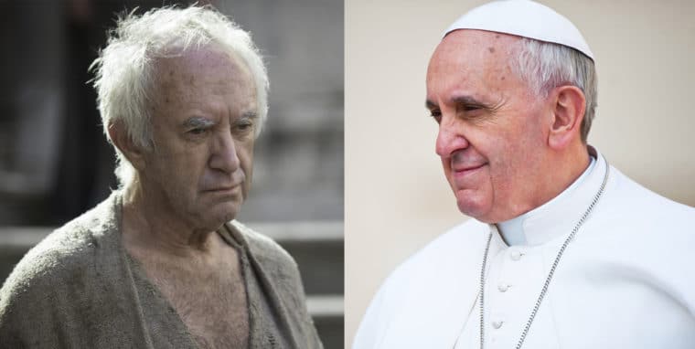 Jonathan Price (esq.) e o Papa Francisco de verdade (dir.)