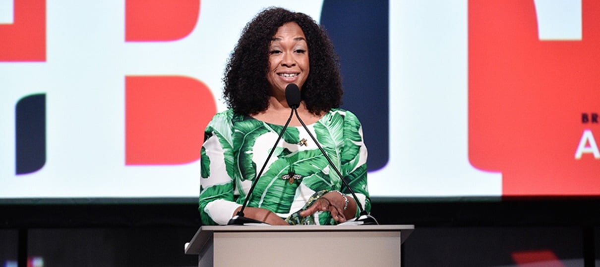 Shonda Rhimes pede por melhor representação LGBT em Hollywood