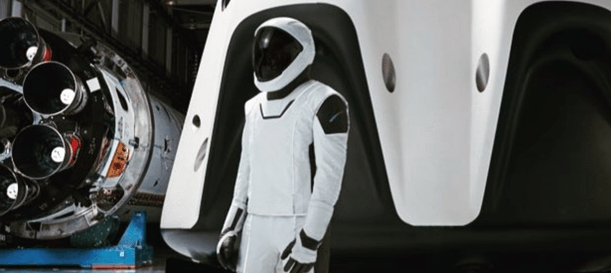 Elon Musk divulga mais uma foto do traje espacial da SpaceX