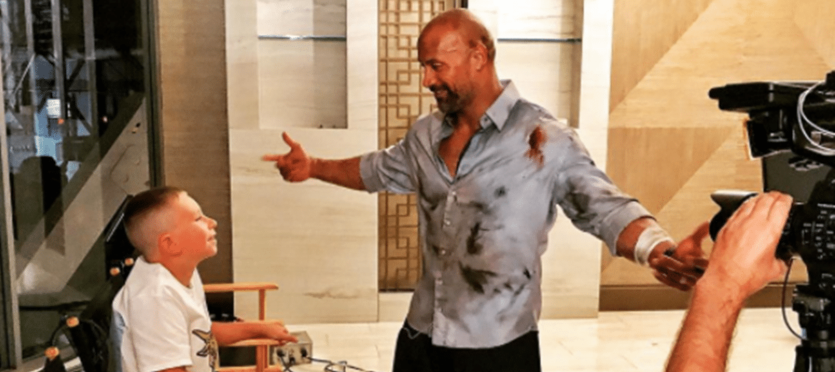 The Rock conhece o garoto que se inspirou nele para salvar a vida do próprio irmão