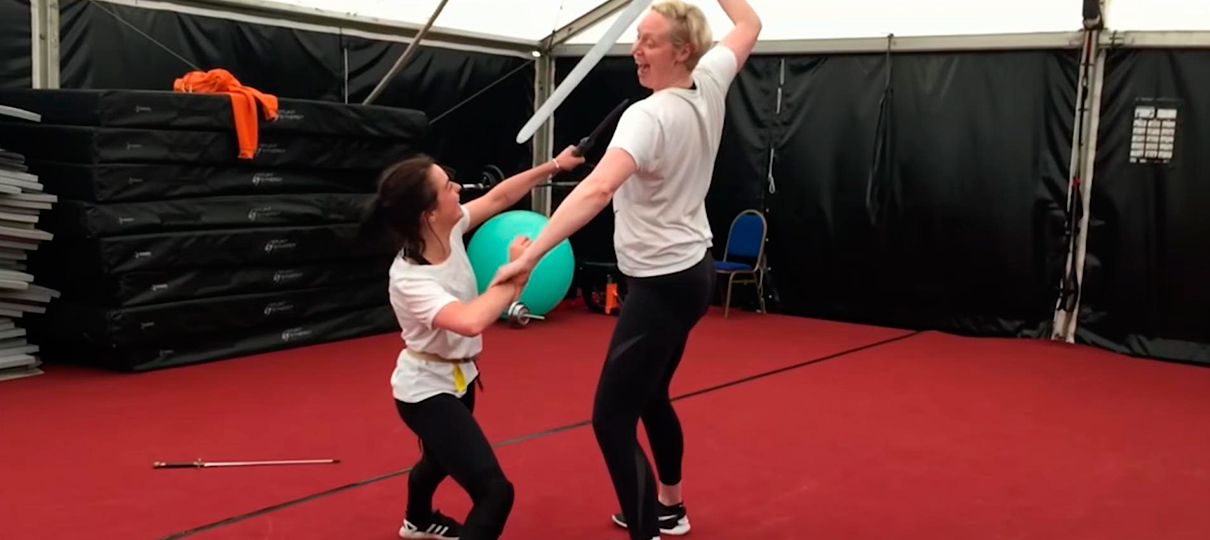 Game of Thrones | Atrizes de Arya e Brienne treinam para lutar em vídeo de bastidores