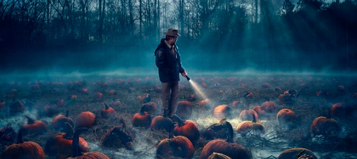 Stranger Things | Jim Hopper investiga plantação de abóboras no novo pôster