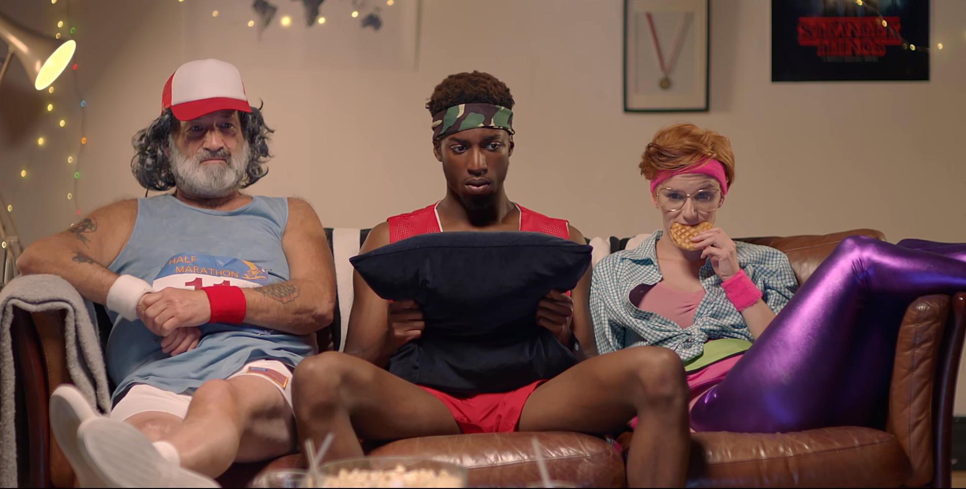 Netflix divulga vídeo mostrando que até mesmo as maratonas de série precisam de preparação