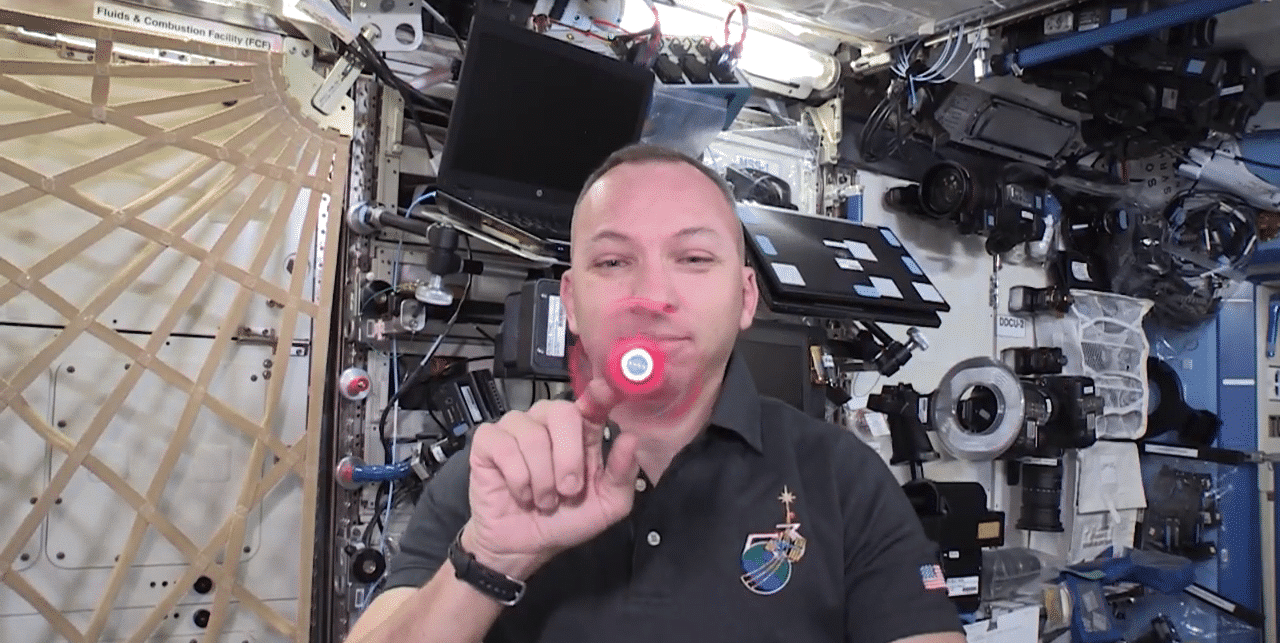 O que acontece com um fidget spinner no espaço? Astronautas te mostram!