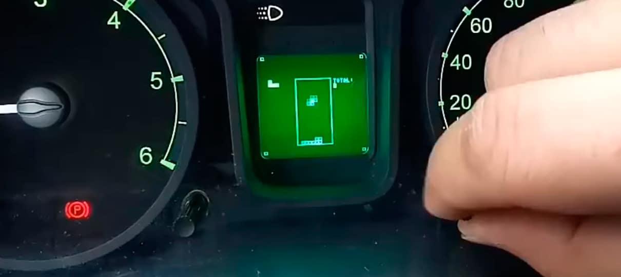 Fabricante russa colocou uma versão jogável de Tetris no painel de um de seus carros