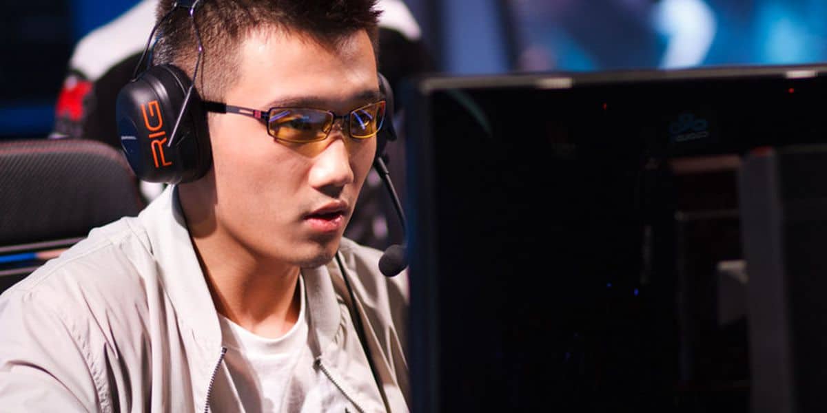 Jogador profissional de League of Legends agride namorada em stream e é expulso de time