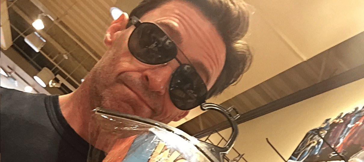 Hugh Jackman brinca que finalmente vai usar o uniforme amarelo... mas só no Halloween