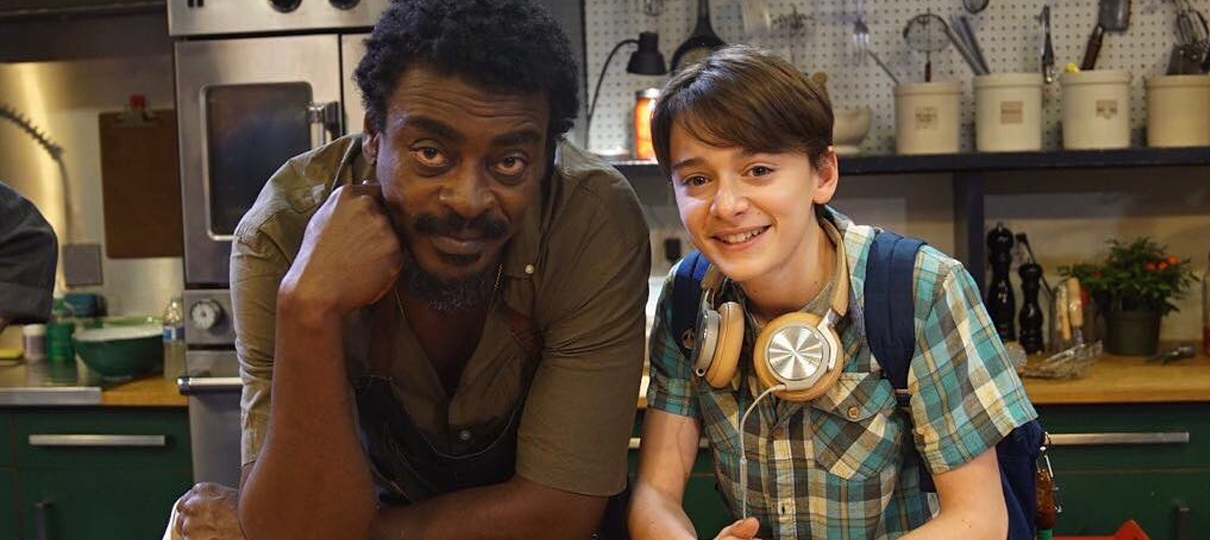 Abe | Filme dirigido por brasileiro conta com Noah Schnapp e Seu Jorge; veja as fotos