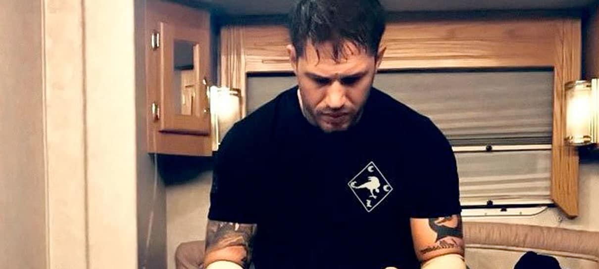 Venom | Tom Hardy aparece na primeira foto oficial dos bastidores