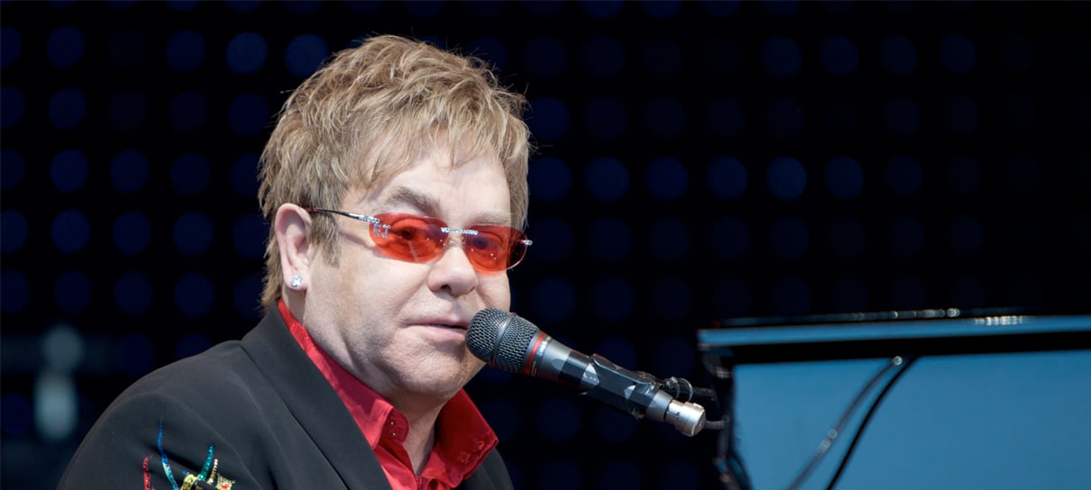 O Rei Leão | Elton John faz apresentação surpresa no aniversário de 20 anos do musical