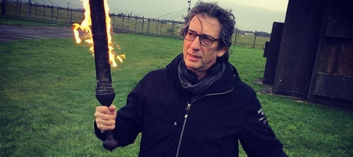 Neil Gaiman brinca com uma espada flamejante no set de Good Omens