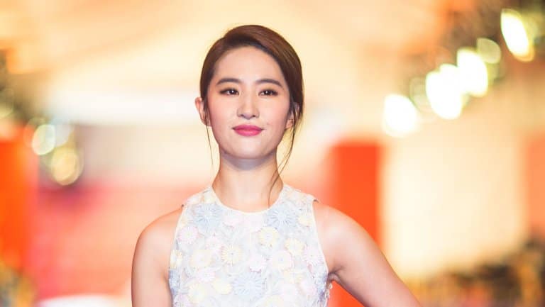 Disney anuncia atriz que viverá Mulan na adaptação live-action