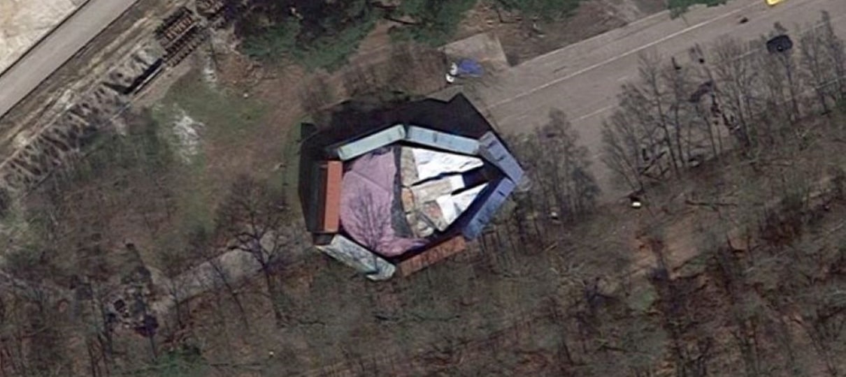 Millennium Falcon é encontrada perto de um campo de golfe na Inglaterra pelo Google Maps