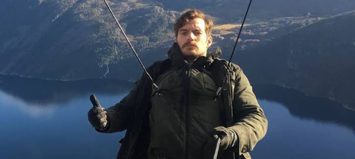 Henry Cavill faz piada com "mamilos" em foto do set de Missão Impossível 6