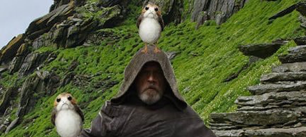 Star Wars | Mark Hamill posa ao lado de Porgs em montagem